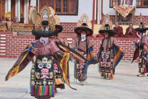 Leh–Basgo–Alchi–Likir–Uleytokpo–Nurla (125 km, 2 horas e 45 minutos)
