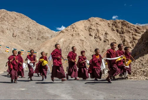 Pangong–Leh (240 km, 7 horas)